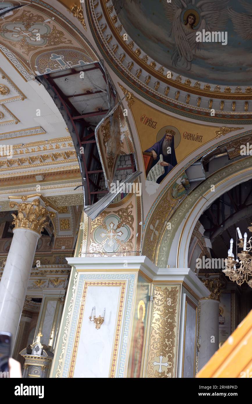 Bau einer orthodoxen Kirche in Odessa, die während des Krieges zwischen Ukraine und Russland durch Raketen zerstört wurde. Zerbrochene Mauer bricht orthodoxe Ikonen, Kreuze, religiöse Schmerzen Stockfoto