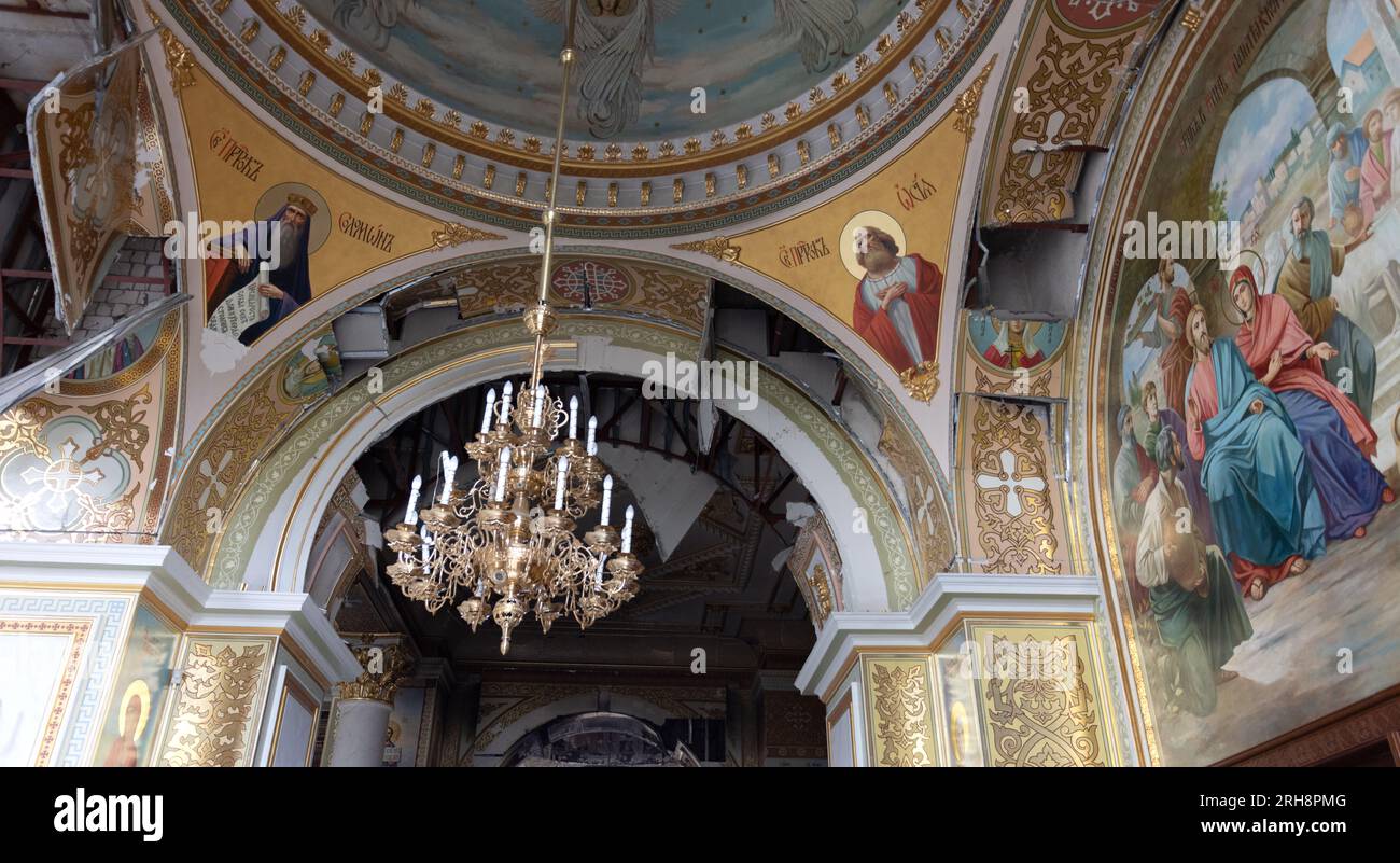 Bau einer orthodoxen Kirche in Odessa, die während des Krieges zwischen Ukraine und Russland durch Raketen zerstört wurde. Zerbrochene Mauer bricht orthodoxe Ikonen, Kreuze, religiöse Schmerzen Stockfoto