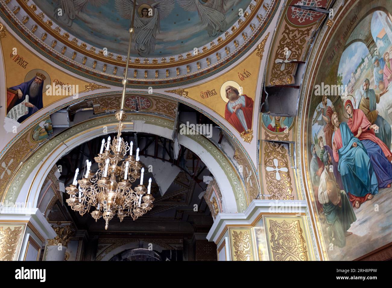 Bau einer orthodoxen Kirche in Odessa, die während des Krieges zwischen Ukraine und Russland durch Raketen zerstört wurde. Zerbrochene Mauer bricht orthodoxe Ikonen, Kreuze, religiöse Schmerzen Stockfoto