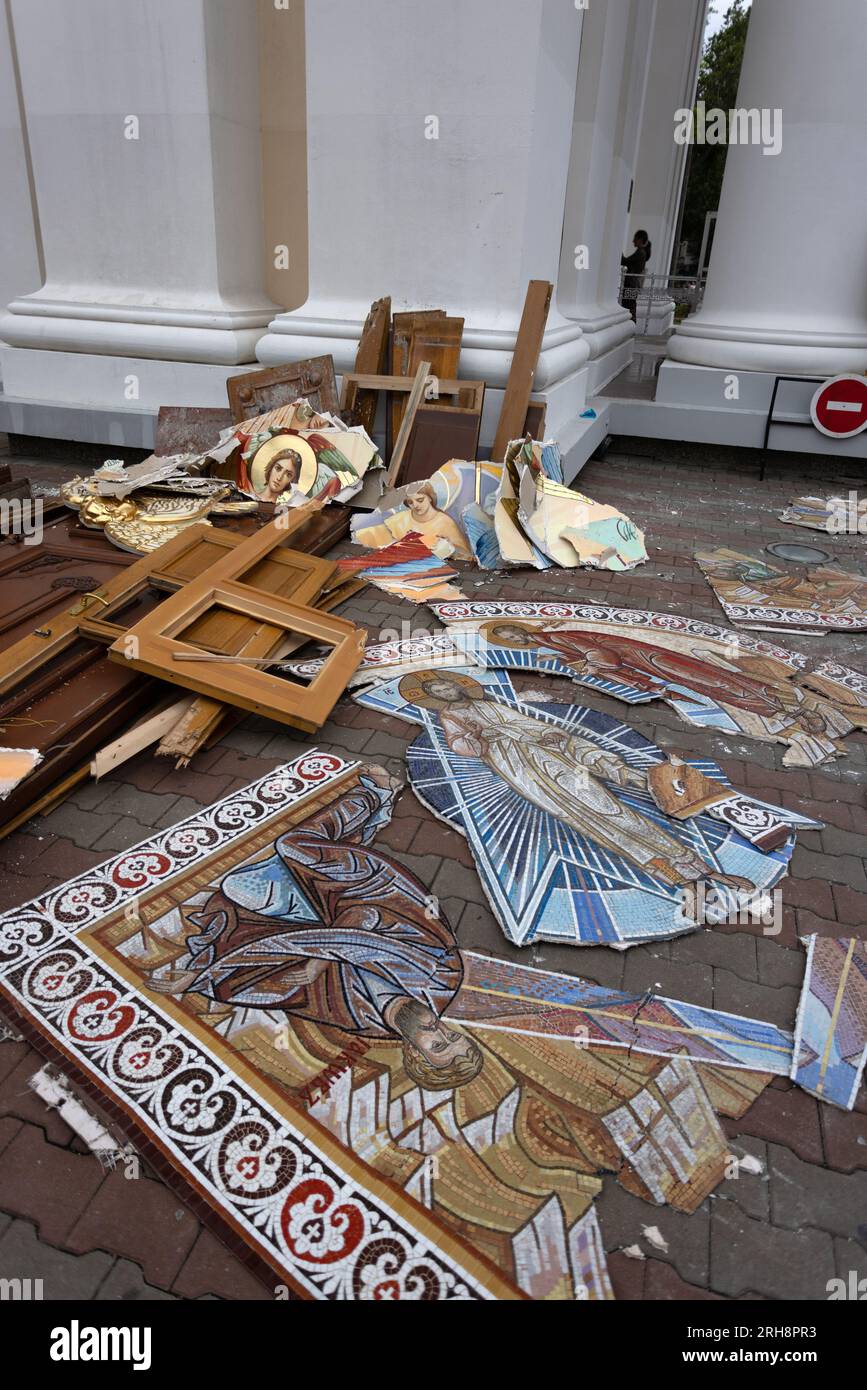 Bau einer orthodoxen Kirche in Odessa, die während des Krieges zwischen Ukraine und Russland durch Raketen zerstört wurde. Zerbrochene Mauer bricht orthodoxe Ikonen, Kreuze, religiöse Schmerzen Stockfoto
