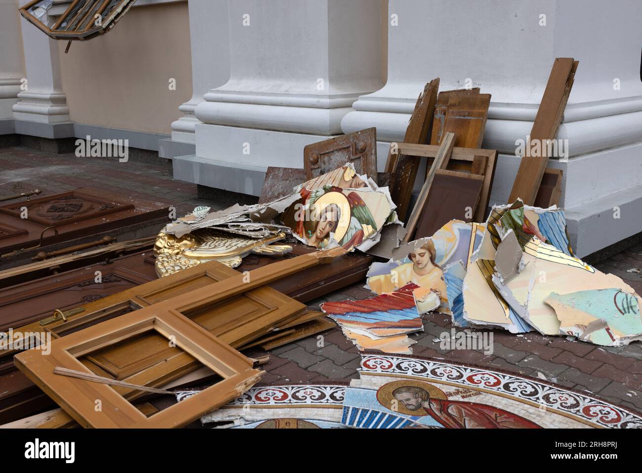 Bau einer orthodoxen Kirche in Odessa, die während des Krieges zwischen Ukraine und Russland durch Raketen zerstört wurde. Zerbrochene Mauer bricht orthodoxe Ikonen, Kreuze, religiöse Schmerzen Stockfoto