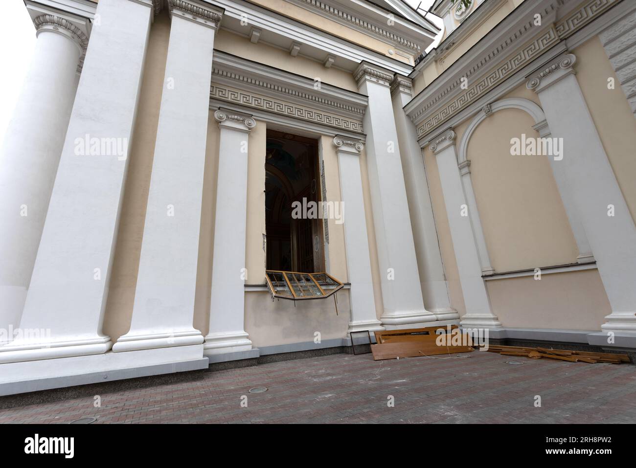 Bau einer orthodoxen Kirche in Odessa, die während des Krieges zwischen Ukraine und Russland durch Raketen zerstört wurde. Zerbrochene Mauer bricht orthodoxe Ikonen, Kreuze, religiöse Schmerzen Stockfoto