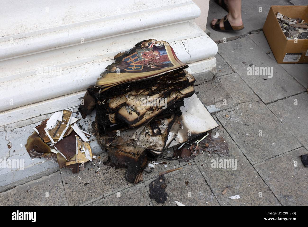 Bau einer orthodoxen Kirche in Odessa, zerstört durch Rakete während des Krieges zwischen der Ukraine und Russland. Heilige Bücher, Reliquien verbrannt als Folge des Feuers von Rocke Stockfoto