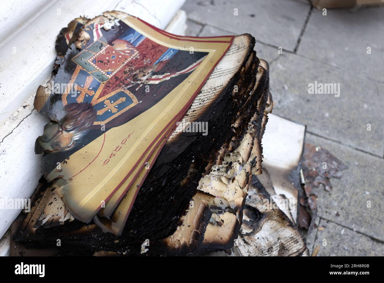 Bau einer orthodoxen Kirche in Odessa, zerstört durch Rakete während des Krieges zwischen der Ukraine und Russland. Heilige Bücher, Reliquien verbrannt als Folge des Feuers von Rocke Stockfoto