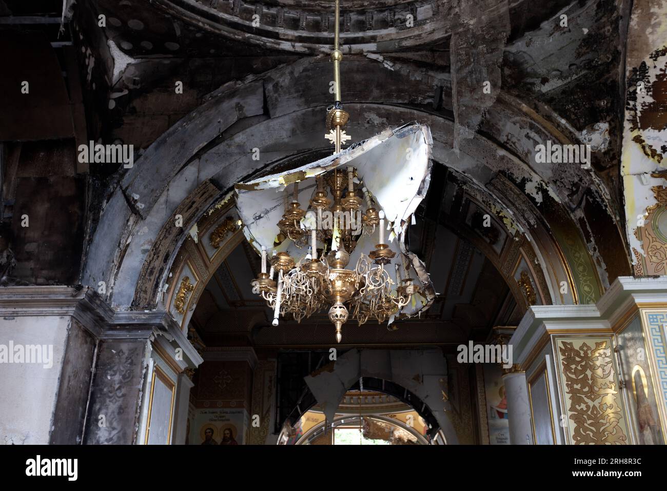 Bau einer orthodoxen Kirche in Odessa, die während des Krieges zwischen Ukraine und Russland durch Raketen zerstört wurde. Zerbrochene Mauer bricht orthodoxe Ikonen, Kreuze, religiöse Schmerzen Stockfoto