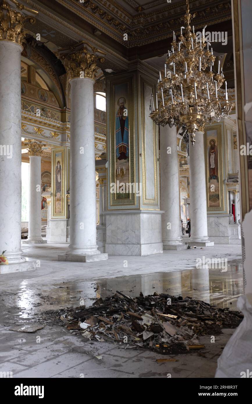 Bau einer orthodoxen Kirche in Odessa, die während des Krieges zwischen Ukraine und Russland durch Raketen zerstört wurde. Zerbrochene Mauer bricht orthodoxe Ikonen, Kreuze, religiöse Schmerzen Stockfoto