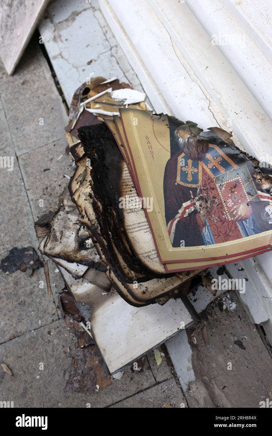 Bau einer orthodoxen Kirche in Odessa, zerstört durch Rakete während des Krieges zwischen der Ukraine und Russland. Heilige Bücher, Reliquien verbrannt als Folge des Feuers von Rocke Stockfoto