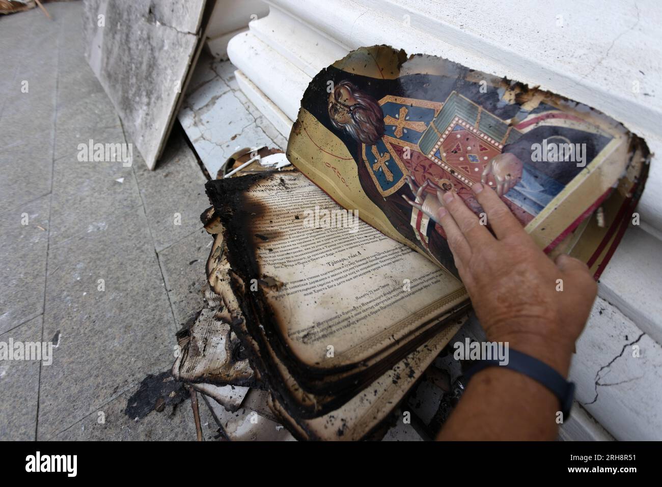 Bau einer orthodoxen Kirche in Odessa, zerstört durch Rakete während des Krieges zwischen der Ukraine und Russland. Heilige Bücher, Reliquien verbrannt als Folge des Feuers von Rocke Stockfoto