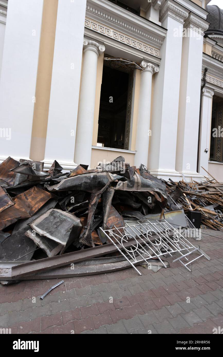 Bau einer orthodoxen Kirche in Odessa, die während des Krieges zwischen Ukraine und Russland durch Raketen zerstört wurde. Zerbrochene Mauer bricht orthodoxe Ikonen, Kreuze, religiöse Schmerzen Stockfoto