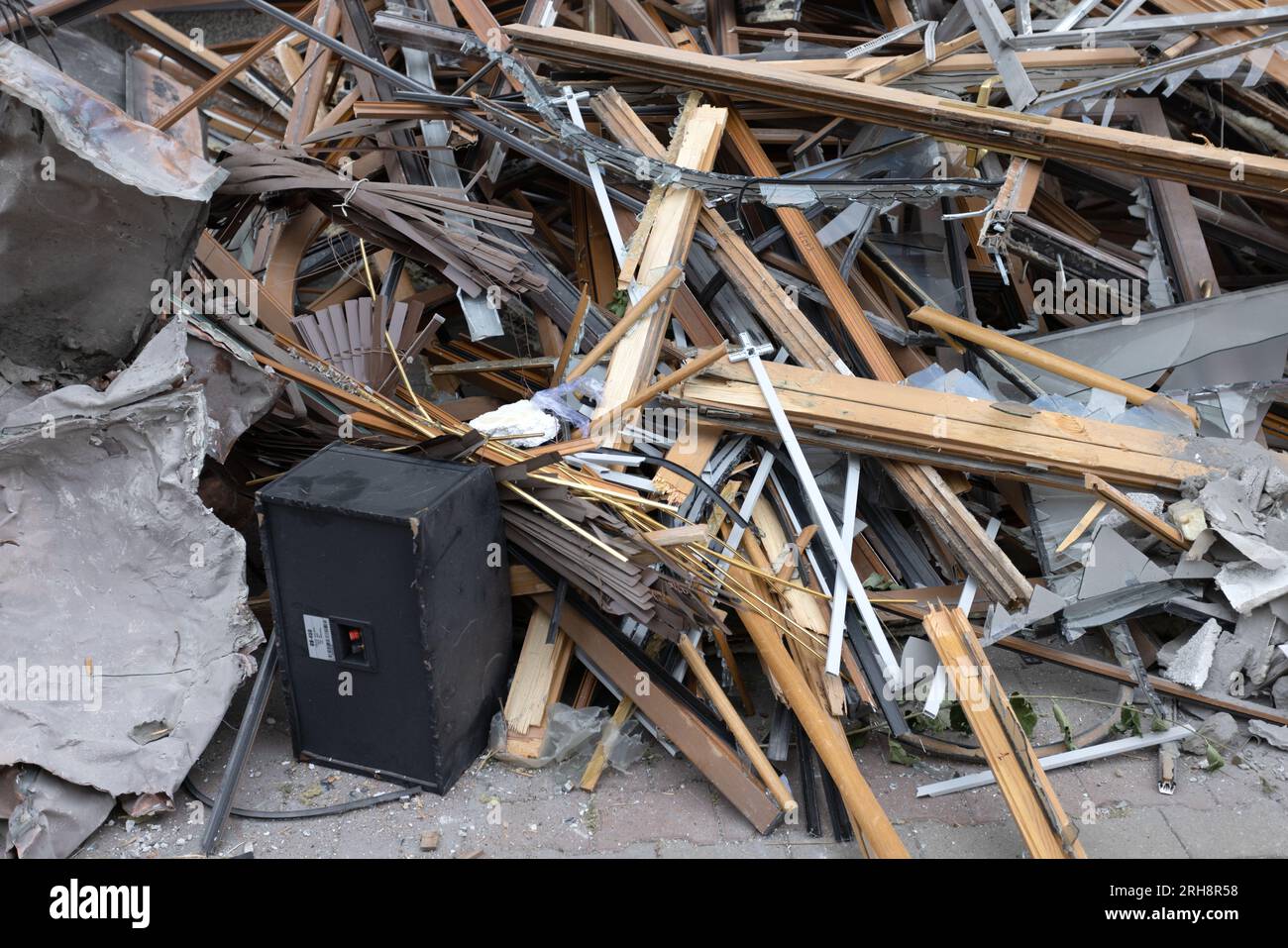 Bau einer orthodoxen Kirche in Odessa, die während des Krieges zwischen Ukraine und Russland durch Raketen zerstört wurde. Zerbrochene Mauer bricht orthodoxe Ikonen, Kreuze, religiöse Schmerzen Stockfoto
