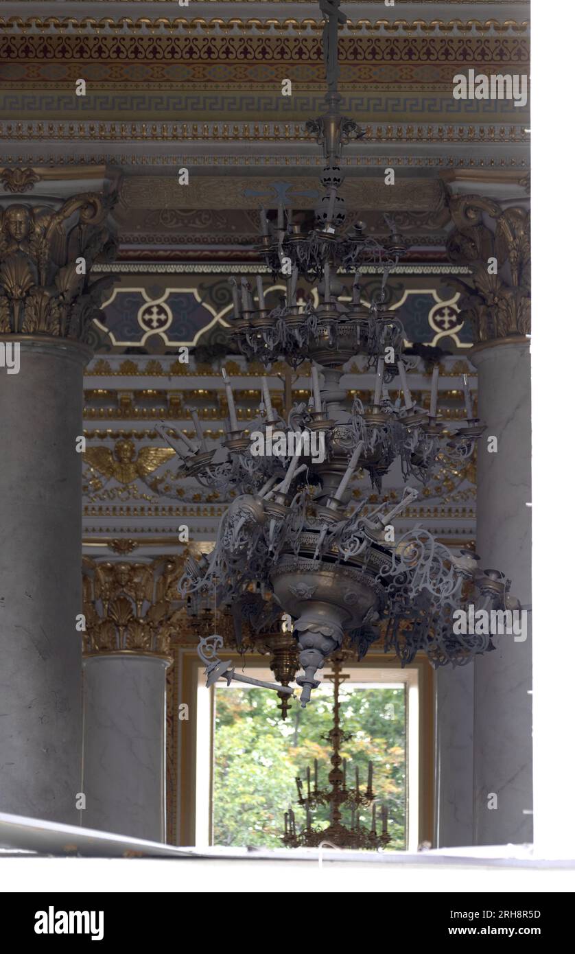 Bau einer orthodoxen Kirche in Odessa, die während des Krieges zwischen Ukraine und Russland durch Raketen zerstört wurde. Zerbrochene Mauer bricht orthodoxe Ikonen, Kreuze, religiöse Schmerzen Stockfoto