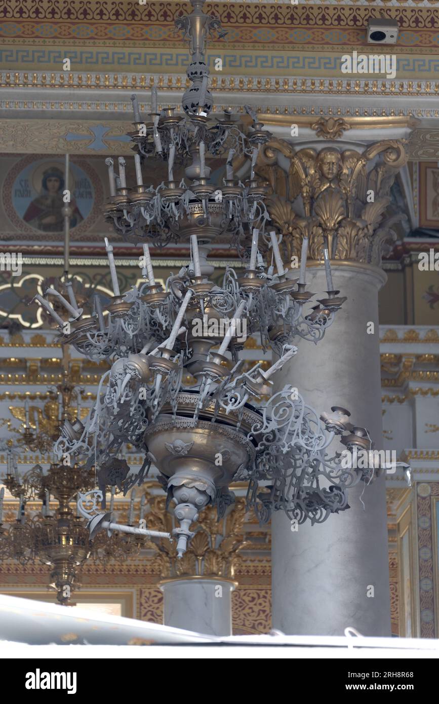 Bau einer orthodoxen Kirche in Odessa, die während des Krieges zwischen Ukraine und Russland durch Raketen zerstört wurde. Zerbrochene Mauer bricht orthodoxe Ikonen, Kreuze, religiöse Schmerzen Stockfoto