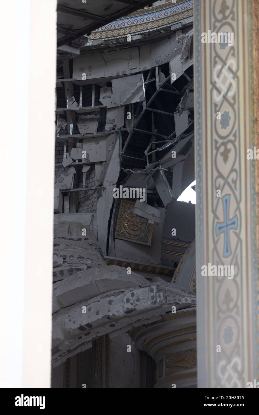 Bau einer orthodoxen Kirche in Odessa, die während des Krieges zwischen Ukraine und Russland durch Raketen zerstört wurde. Zerbrochene Mauer bricht orthodoxe Ikonen, Kreuze, religiöse Schmerzen Stockfoto