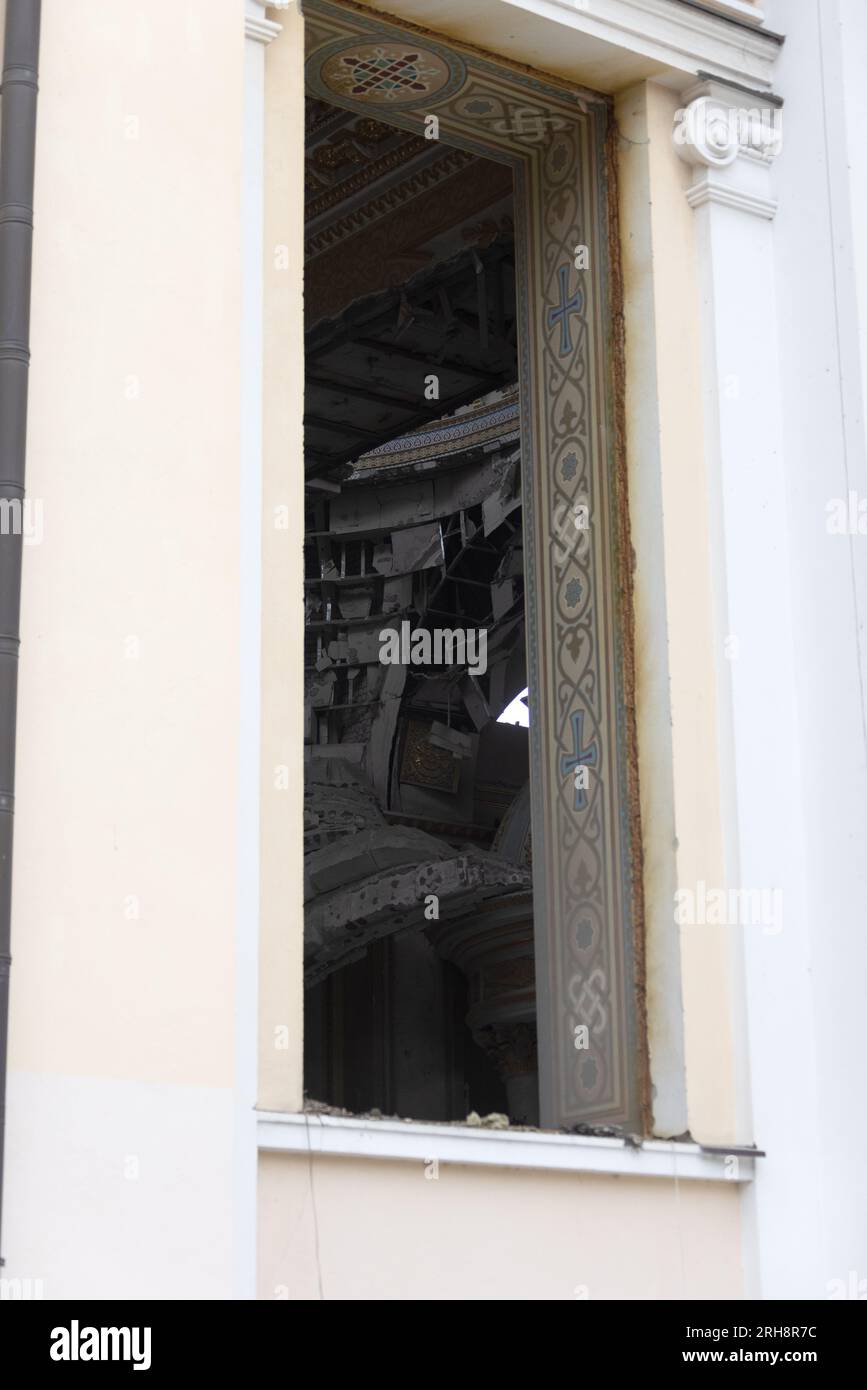 Bau einer orthodoxen Kirche in Odessa, die während des Krieges zwischen Ukraine und Russland durch Raketen zerstört wurde. Zerbrochene Mauer bricht orthodoxe Ikonen, Kreuze, religiöse Schmerzen Stockfoto