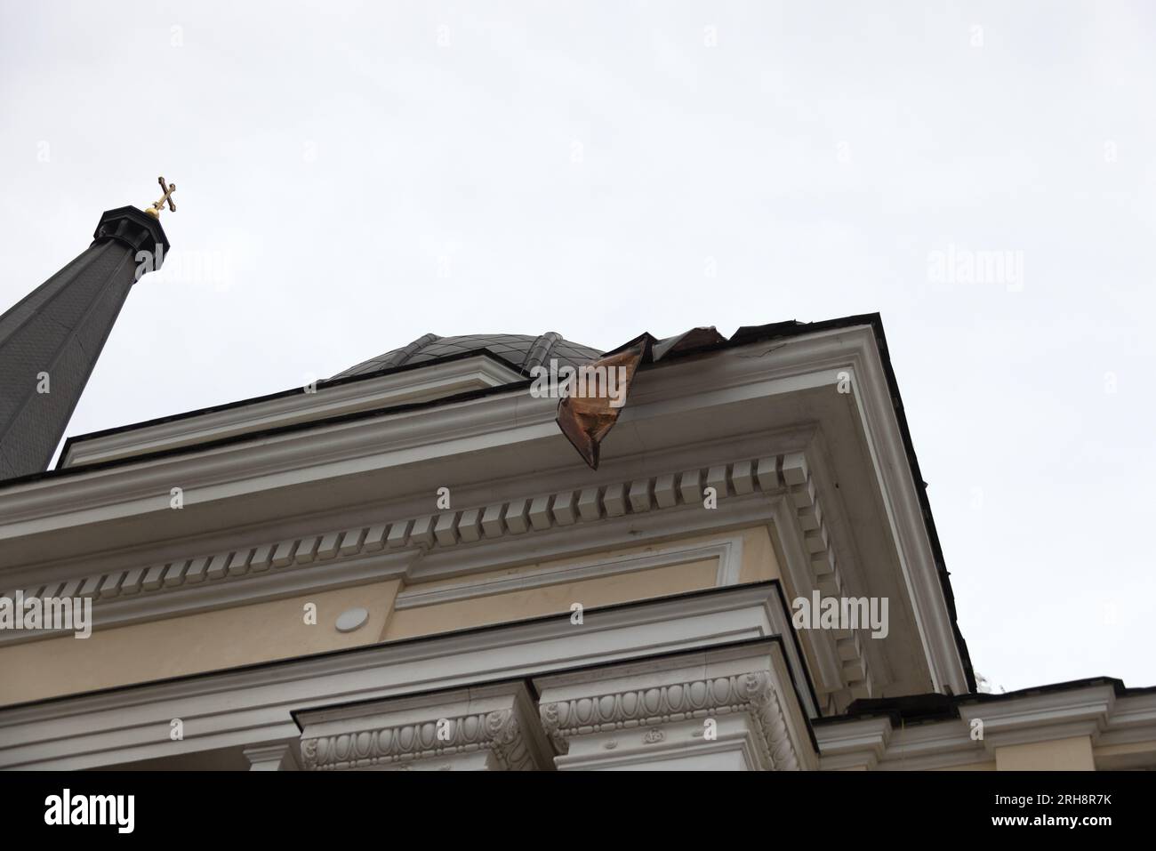Bau einer orthodoxen Kirche in Odessa, die während des Krieges zwischen Ukraine und Russland durch Raketen zerstört wurde. Zerbrochene Mauer bricht orthodoxe Ikonen, Kreuze, religiöse Schmerzen Stockfoto