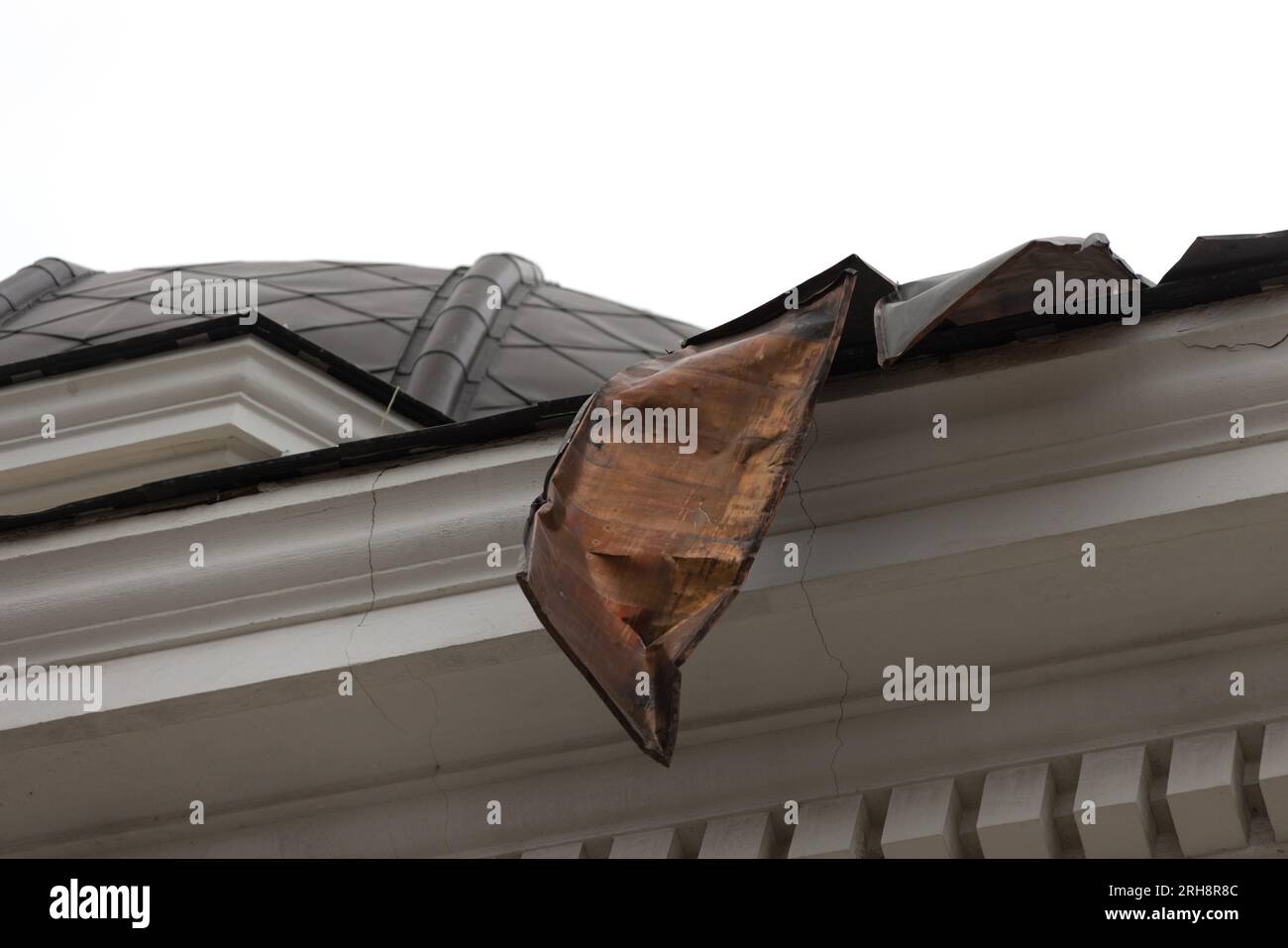 Bau einer orthodoxen Kirche in Odessa, die während des Krieges zwischen Ukraine und Russland durch Raketen zerstört wurde. Zerbrochene Mauer bricht orthodoxe Ikonen, Kreuze, religiöse Schmerzen Stockfoto