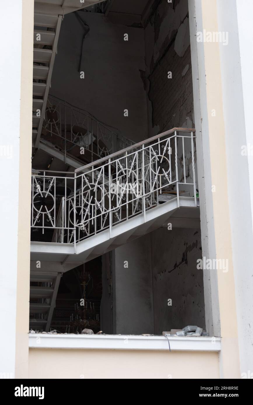 Bau einer orthodoxen Kirche in Odessa, die während des Krieges zwischen Ukraine und Russland durch Raketen zerstört wurde. Zerbrochene Mauer bricht orthodoxe Ikonen, Kreuze, religiöse Schmerzen Stockfoto