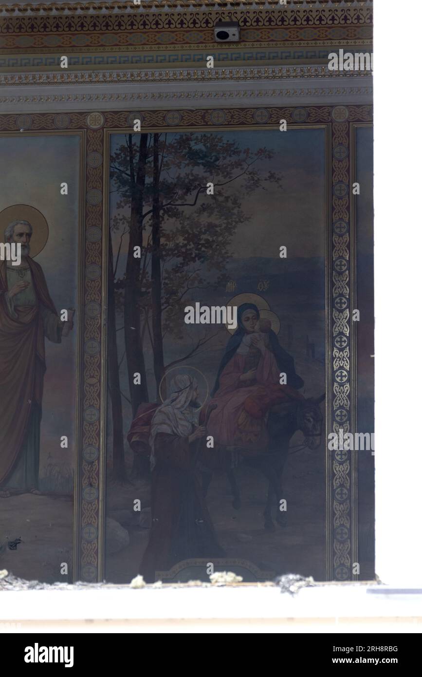 Bau einer orthodoxen Kirche in Odessa, die während des Krieges zwischen Ukraine und Russland durch Raketen zerstört wurde. Zerbrochene Mauer bricht orthodoxe Ikonen, Kreuze, religiöse Schmerzen Stockfoto