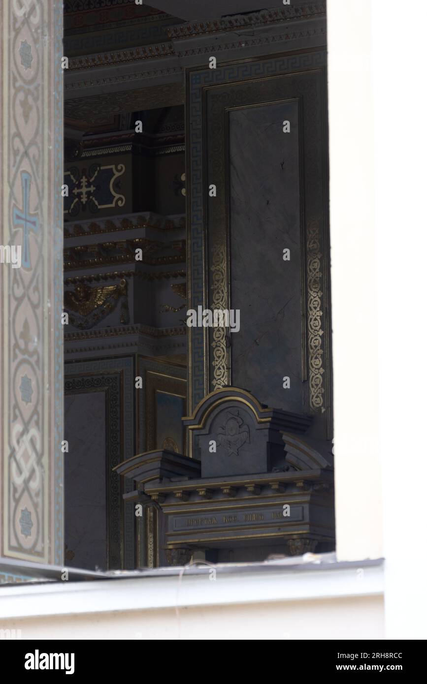 Bau einer orthodoxen Kirche in Odessa, die während des Krieges zwischen Ukraine und Russland durch Raketen zerstört wurde. Zerbrochene Mauer bricht orthodoxe Ikonen, Kreuze, religiöse Schmerzen Stockfoto