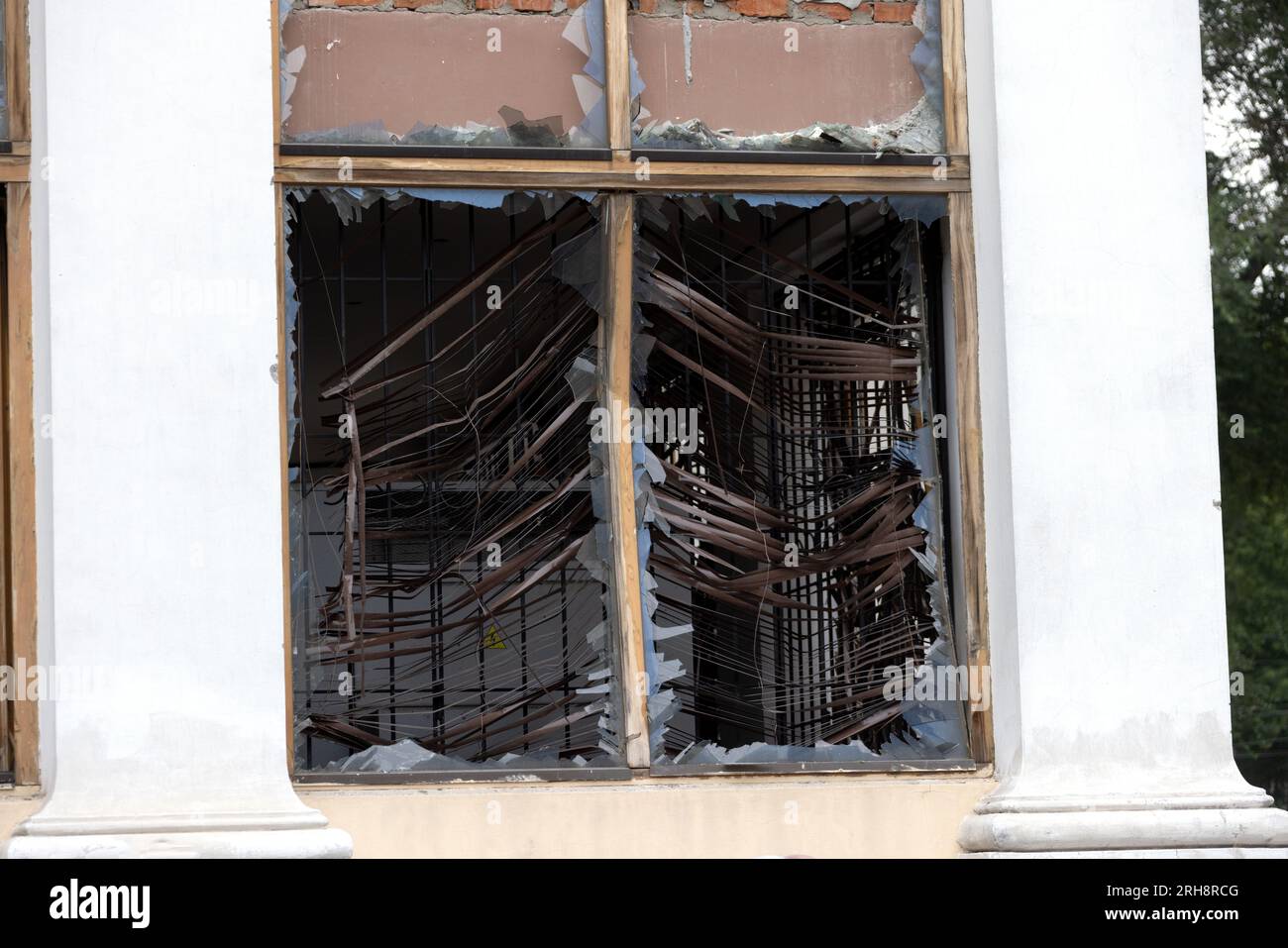 Bau einer orthodoxen Kirche in Odessa, die während des Krieges zwischen Ukraine und Russland durch Raketen zerstört wurde. Zerbrochene Mauer bricht orthodoxe Ikonen, Kreuze, religiöse Schmerzen Stockfoto