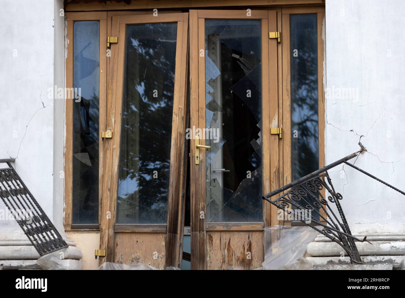 Bau einer orthodoxen Kirche in Odessa, die während des Krieges zwischen Ukraine und Russland durch Raketen zerstört wurde. Zerbrochene Mauer bricht orthodoxe Ikonen, Kreuze, religiöse Schmerzen Stockfoto