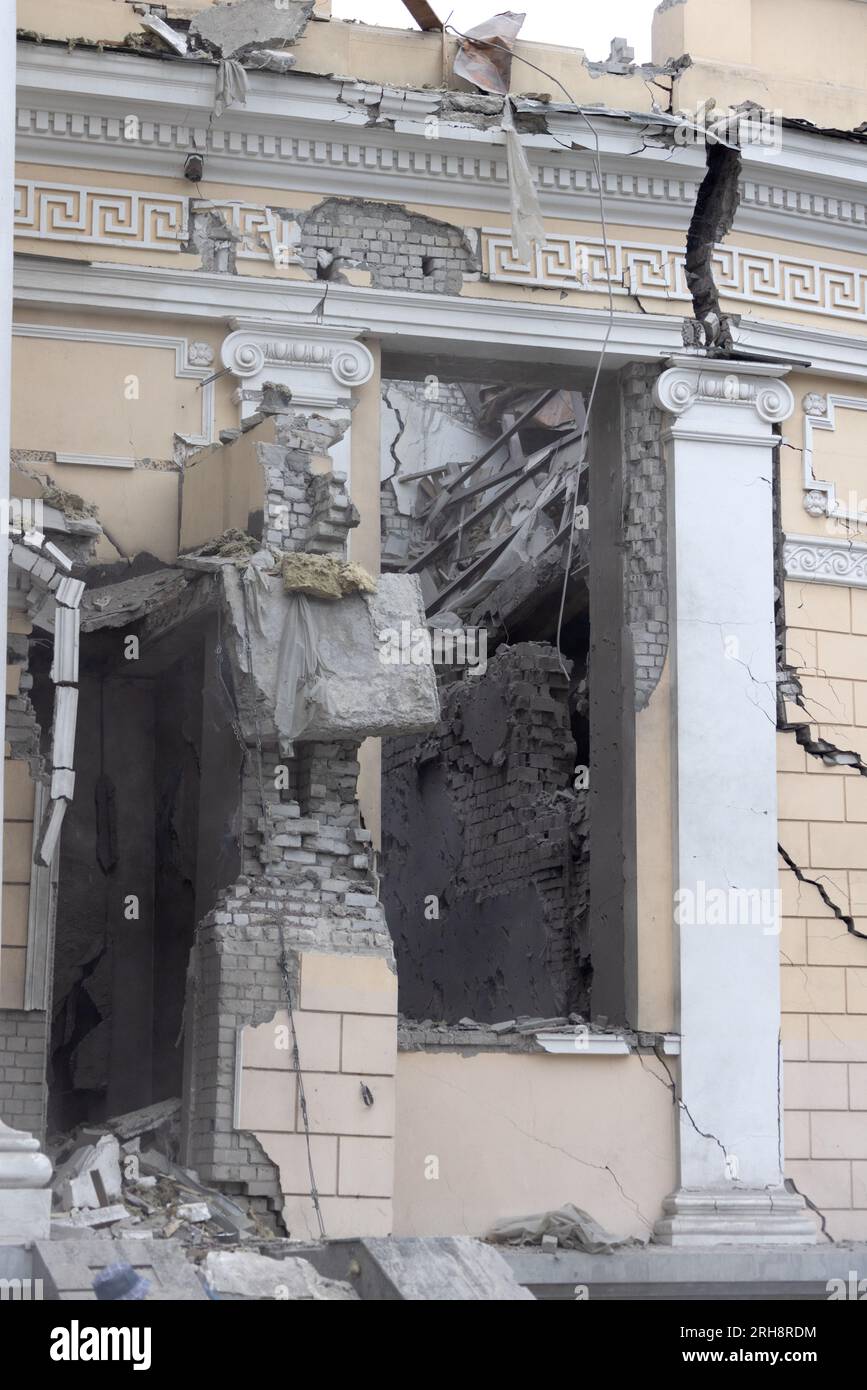Bau einer orthodoxen Kirche in Odessa, die während des Krieges zwischen Ukraine und Russland durch Raketen zerstört wurde. Zerbrochene Mauer bricht orthodoxe Ikonen, Kreuze, religiöse Schmerzen Stockfoto