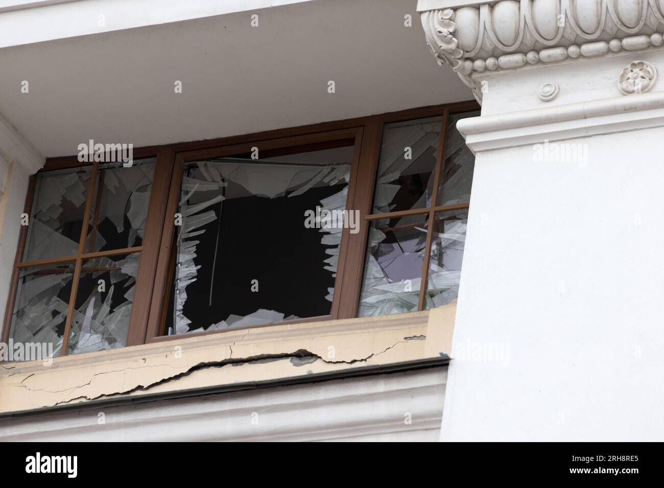 Bau einer orthodoxen Kirche in Odessa, die während des Krieges zwischen Ukraine und Russland durch Raketen zerstört wurde. Zerbrochene Mauer bricht orthodoxe Ikonen, Kreuze, religiöse Schmerzen Stockfoto