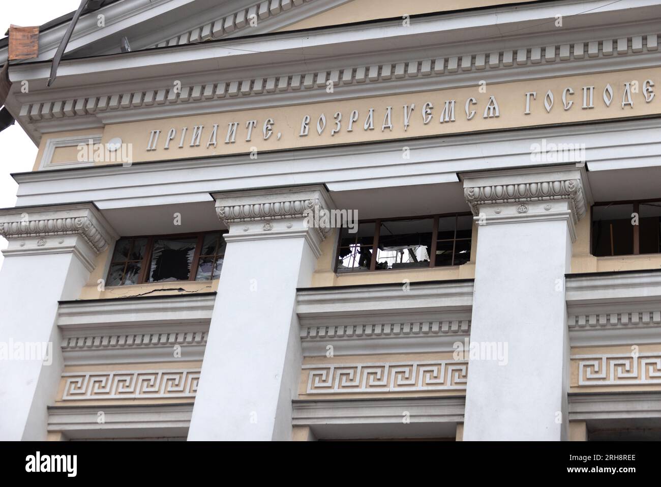 Bau einer orthodoxen Kirche in Odessa, die während des Krieges zwischen Ukraine und Russland durch Raketen zerstört wurde. Zerbrochene Mauer bricht orthodoxe Ikonen, Kreuze, religiöse Schmerzen Stockfoto