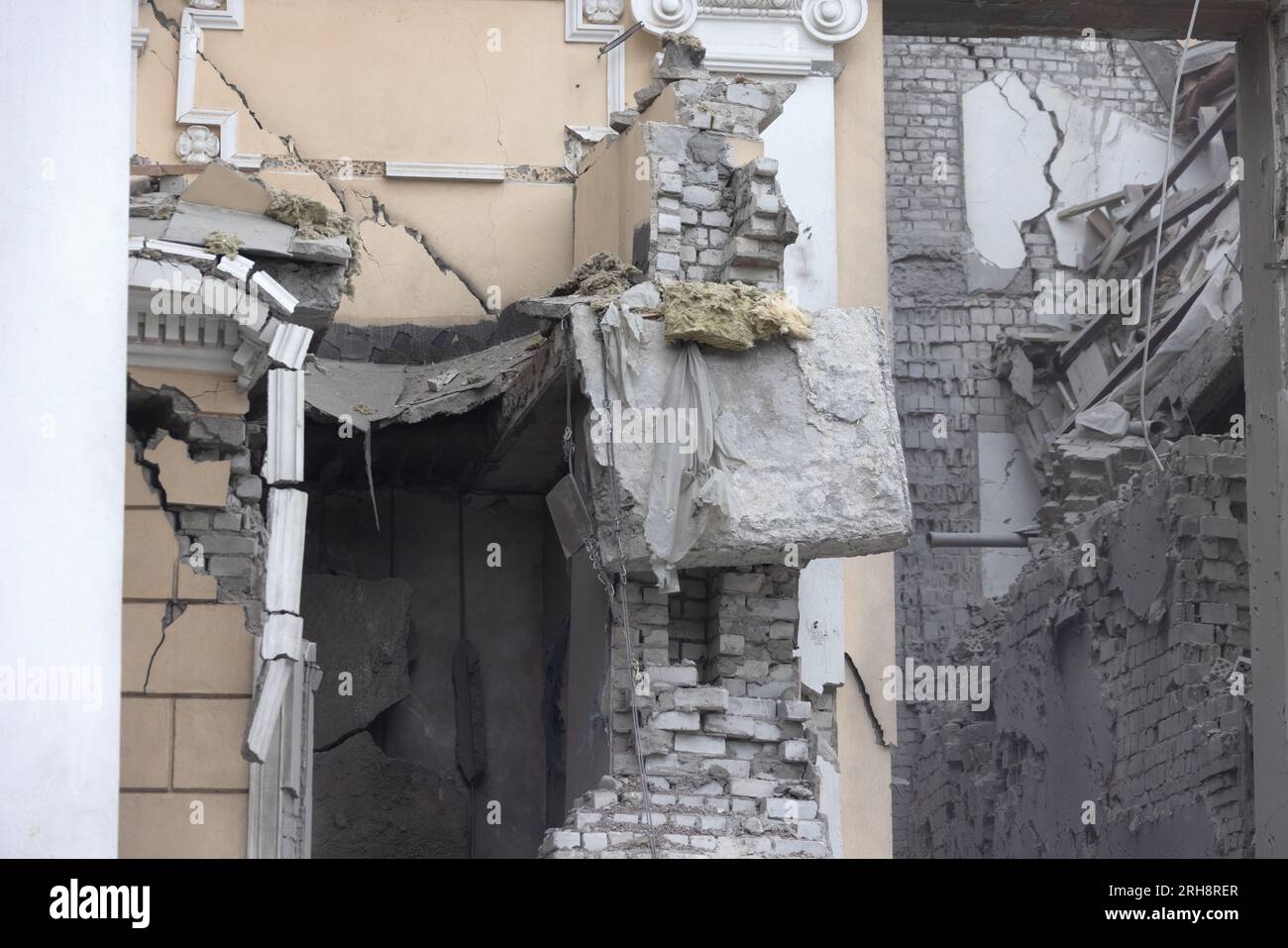 Bau einer orthodoxen Kirche in Odessa, die während des Krieges zwischen Ukraine und Russland durch Raketen zerstört wurde. Zerbrochene Mauer bricht orthodoxe Ikonen, Kreuze, religiöse Schmerzen Stockfoto