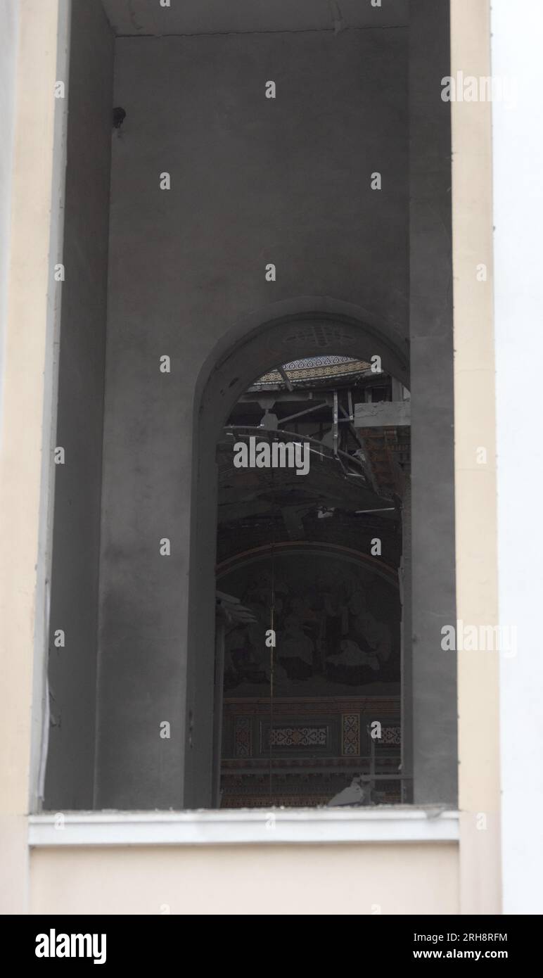 Bau einer orthodoxen Kirche in Odessa, die während des Krieges zwischen Ukraine und Russland durch Raketen zerstört wurde. Zerbrochene Mauer bricht orthodoxe Ikonen, Kreuze, religiöse Schmerzen Stockfoto