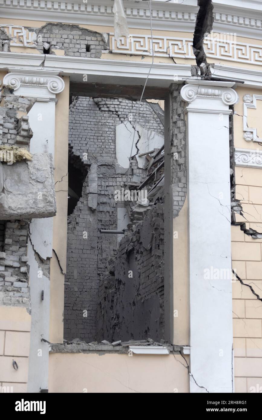 Bau einer orthodoxen Kirche in Odessa, die während des Krieges zwischen Ukraine und Russland durch Raketen zerstört wurde. Zerbrochene Mauer bricht orthodoxe Ikonen, Kreuze, religiöse Schmerzen Stockfoto