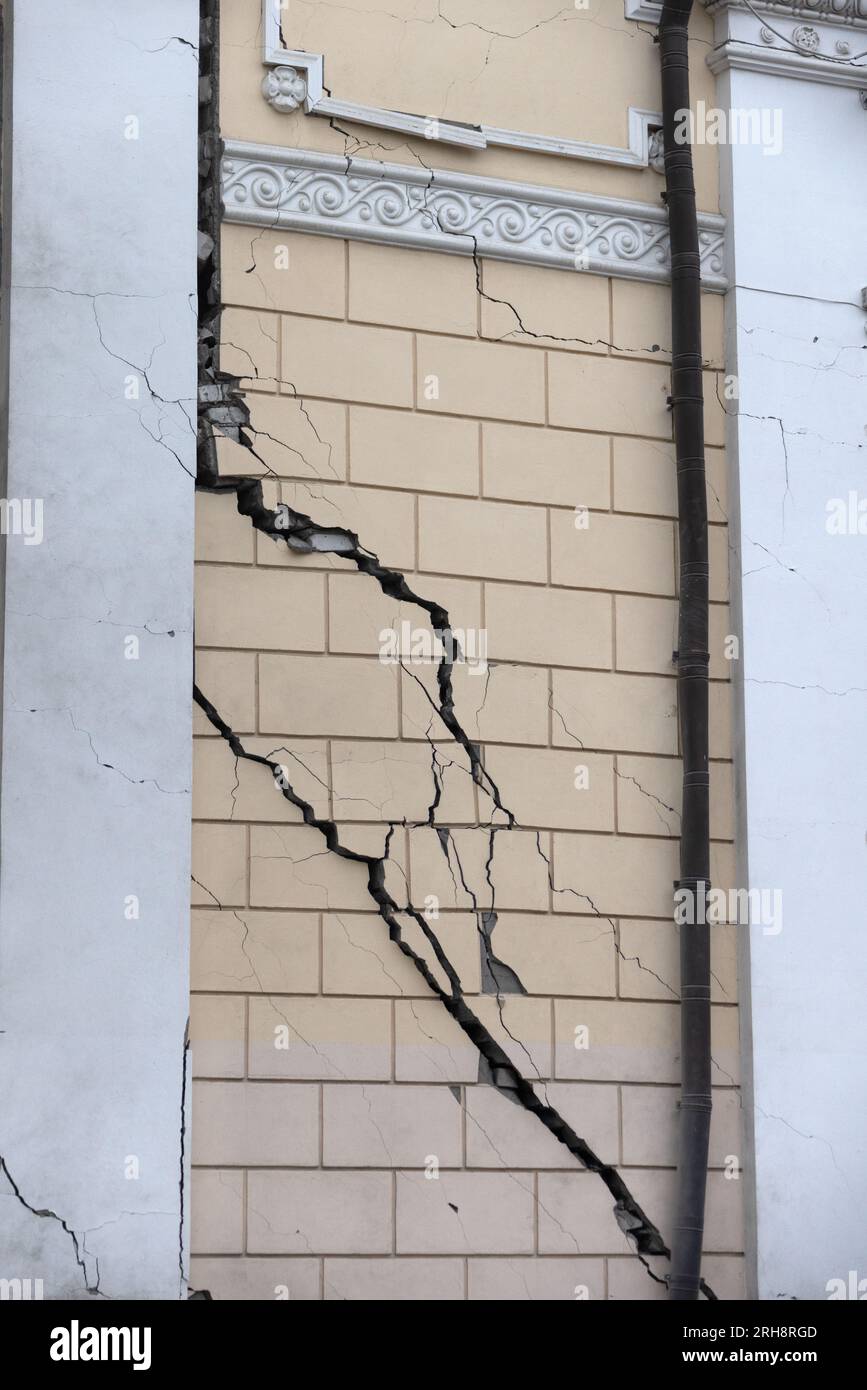 Bau einer orthodoxen Kirche in Odessa, die während des Krieges zwischen Ukraine und Russland durch Raketen zerstört wurde. Zerbrochene Mauer bricht orthodoxe Ikonen, Kreuze, religiöse Schmerzen Stockfoto