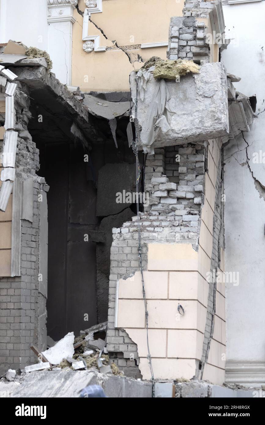 Bau einer orthodoxen Kirche in Odessa, die während des Krieges zwischen Ukraine und Russland durch Raketen zerstört wurde. Zerbrochene Mauer bricht orthodoxe Ikonen, Kreuze, religiöse Schmerzen Stockfoto