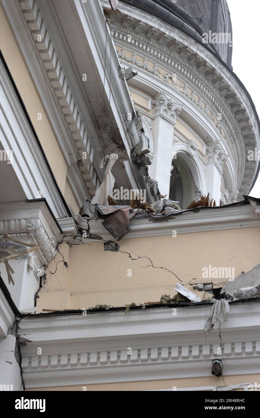 Bau einer orthodoxen Kirche in Odessa, die während des Krieges zwischen Ukraine und Russland durch Raketen zerstört wurde. Zerbrochene Mauer bricht orthodoxe Ikonen, Kreuze, religiöse Schmerzen Stockfoto
