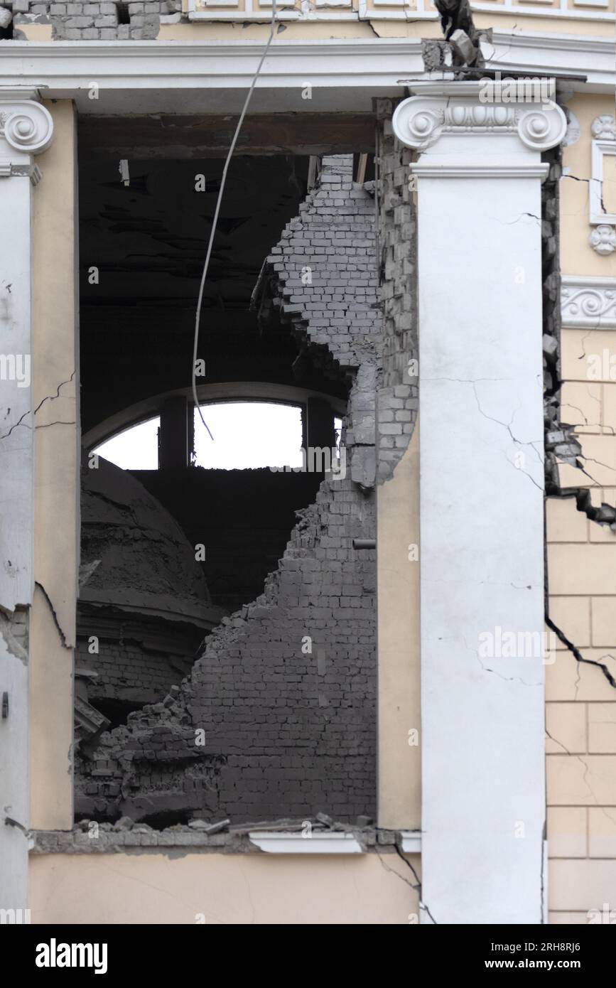 Bau einer orthodoxen Kirche in Odessa, die während des Krieges zwischen Ukraine und Russland durch Raketen zerstört wurde. Zerbrochene Mauer bricht orthodoxe Ikonen, Kreuze, religiöse Schmerzen Stockfoto