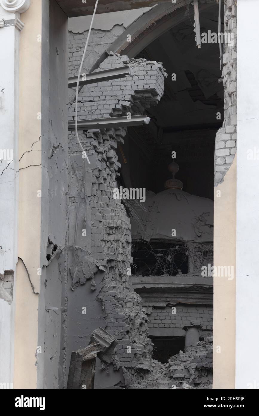 Bau einer orthodoxen Kirche in Odessa, die während des Krieges zwischen Ukraine und Russland durch Raketen zerstört wurde. Zerbrochene Mauer bricht orthodoxe Ikonen, Kreuze, religiöse Schmerzen Stockfoto