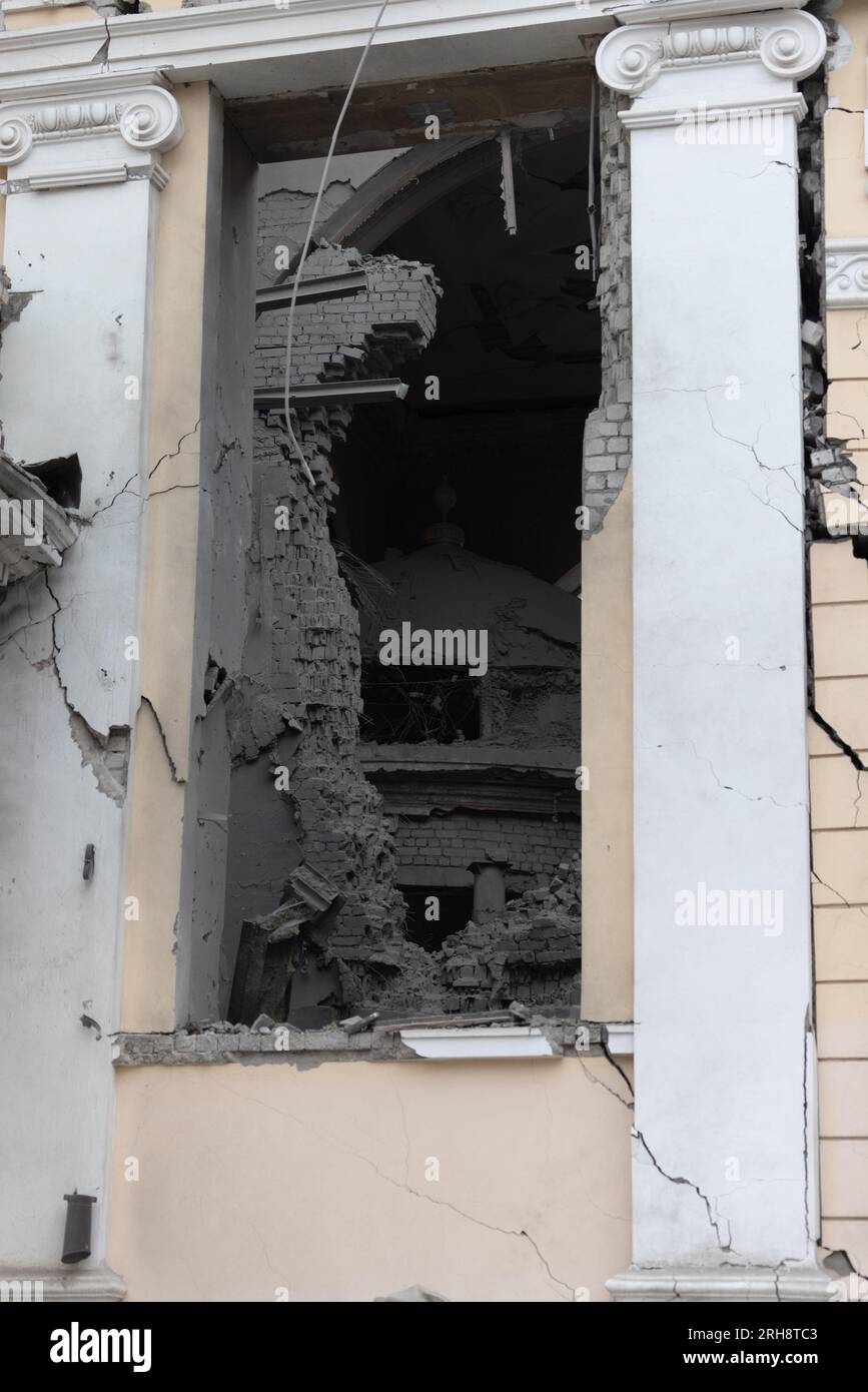 Bau einer orthodoxen Kirche in Odessa, die während des Krieges zwischen Ukraine und Russland durch Raketen zerstört wurde. Zerbrochene Mauer bricht orthodoxe Ikonen, Kreuze, religiöse Schmerzen Stockfoto