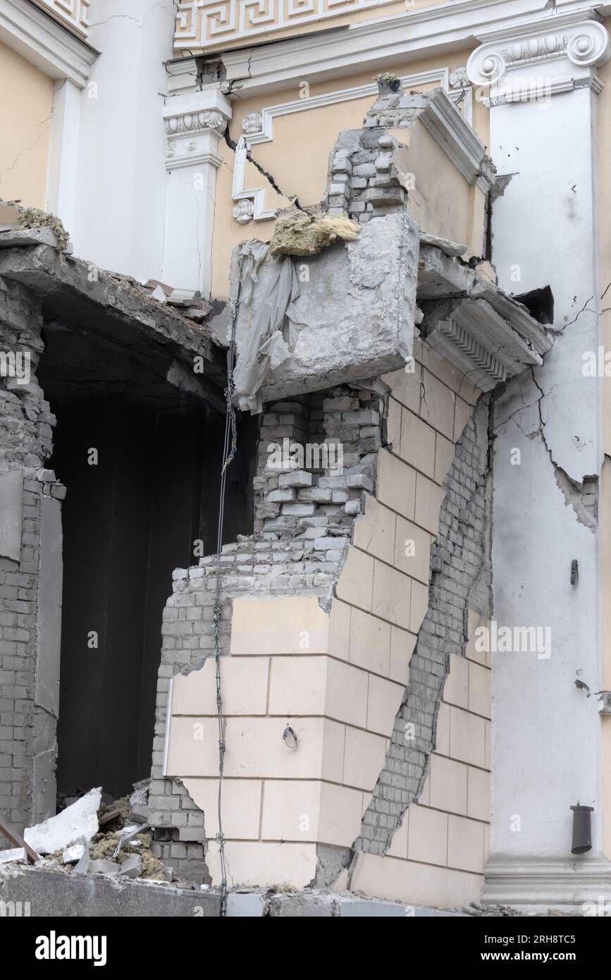 Bau einer orthodoxen Kirche in Odessa, die während des Krieges zwischen Ukraine und Russland durch Raketen zerstört wurde. Zerbrochene Mauer bricht orthodoxe Ikonen, Kreuze, religiöse Schmerzen Stockfoto