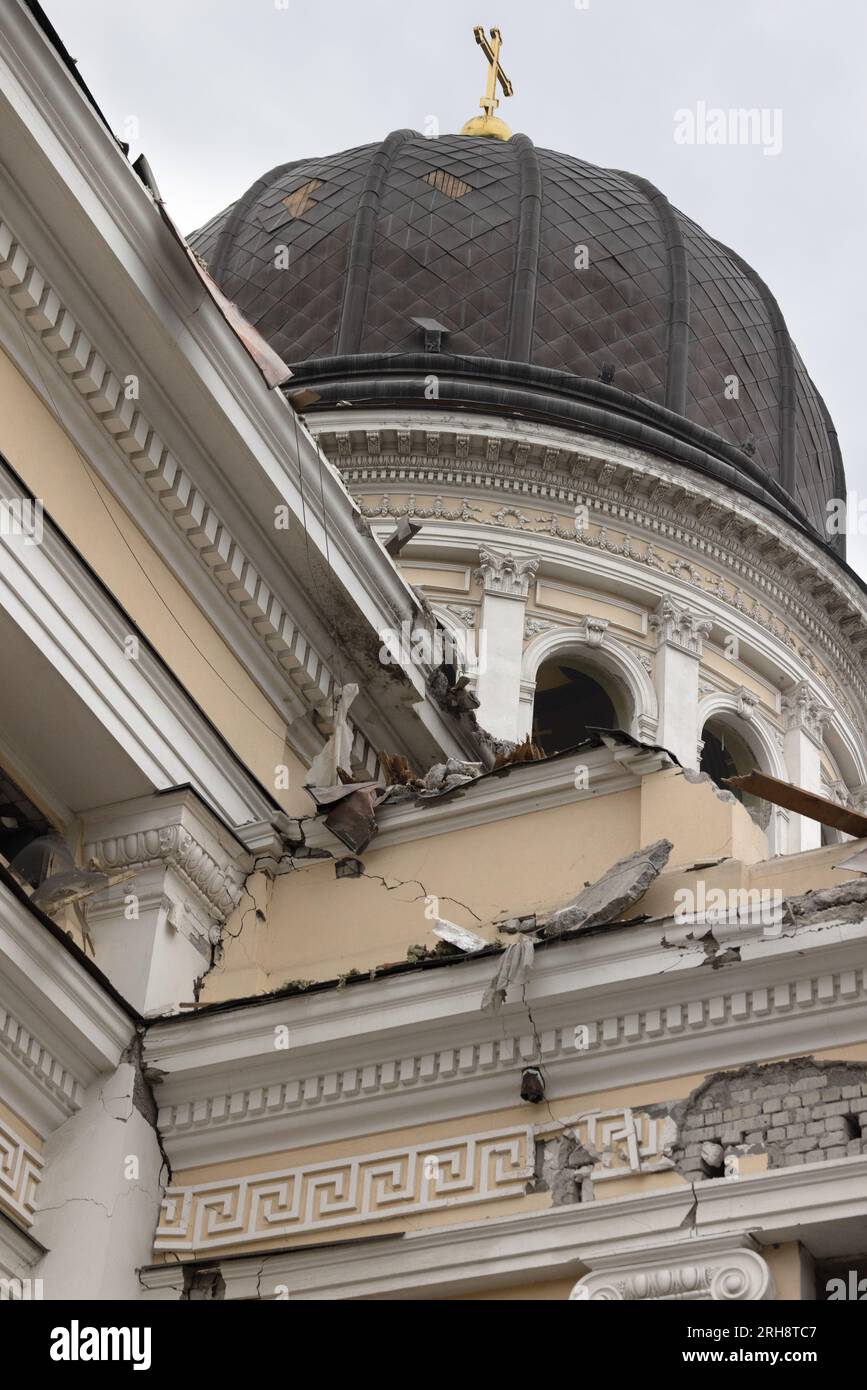 Bau einer orthodoxen Kirche in Odessa, die während des Krieges zwischen Ukraine und Russland durch Raketen zerstört wurde. Zerbrochene Mauer bricht orthodoxe Ikonen, Kreuze, religiöse Schmerzen Stockfoto