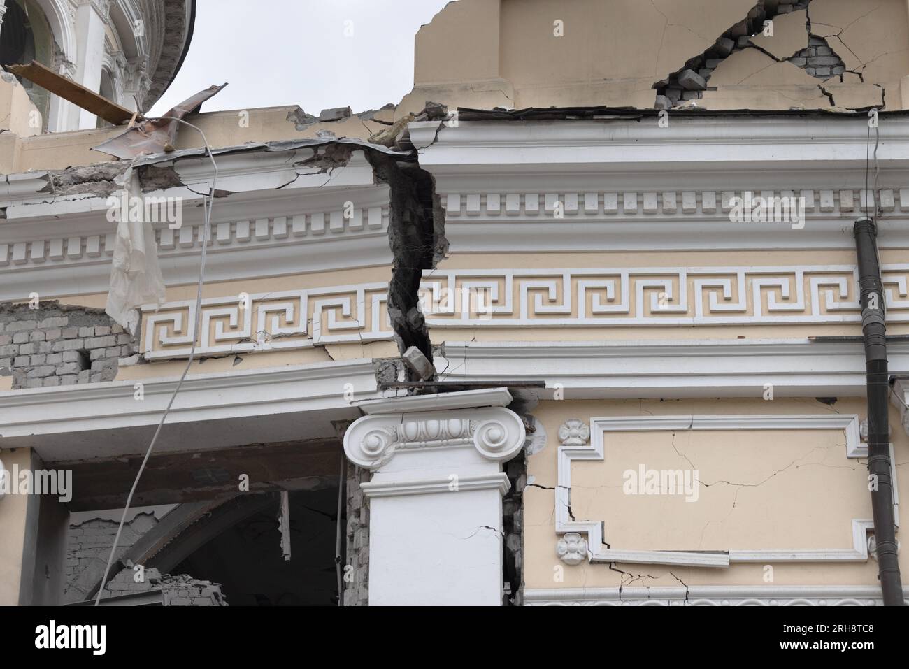 Bau einer orthodoxen Kirche in Odessa, die während des Krieges zwischen Ukraine und Russland durch Raketen zerstört wurde. Zerbrochene Mauer bricht orthodoxe Ikonen, Kreuze, religiöse Schmerzen Stockfoto