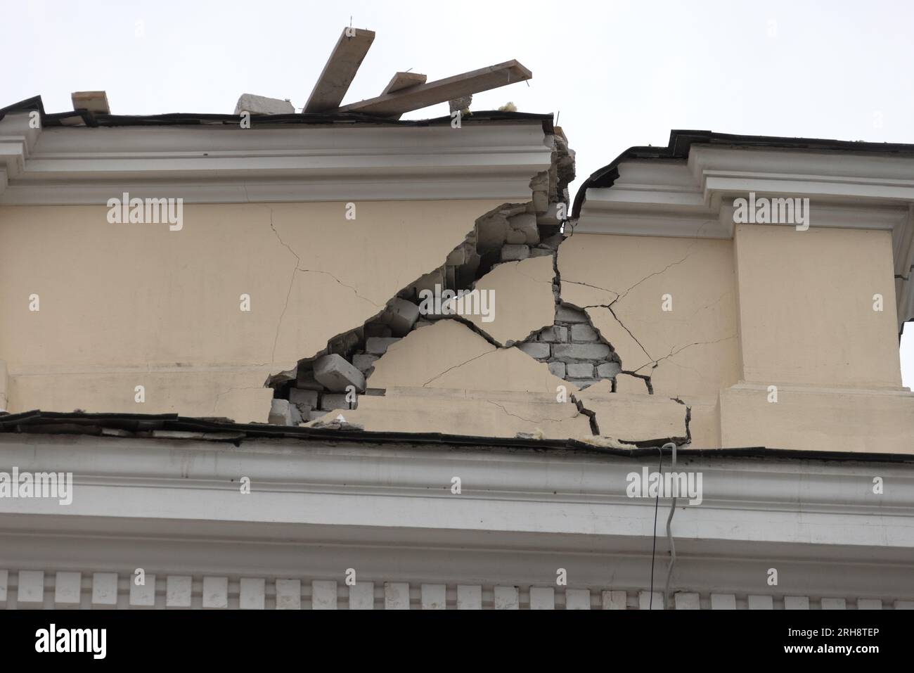 Bau einer orthodoxen Kirche in Odessa, die während des Krieges zwischen Ukraine und Russland durch Raketen zerstört wurde. Zerbrochene Mauer bricht orthodoxe Ikonen, Kreuze, religiöse Schmerzen Stockfoto