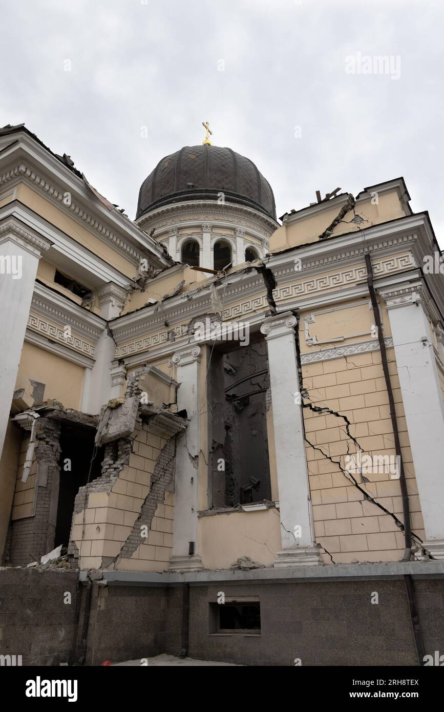 Bau einer orthodoxen Kirche in Odessa, die während des Krieges zwischen Ukraine und Russland durch Raketen zerstört wurde. Zerbrochene Mauer bricht orthodoxe Ikonen, Kreuze, religiöse Schmerzen Stockfoto