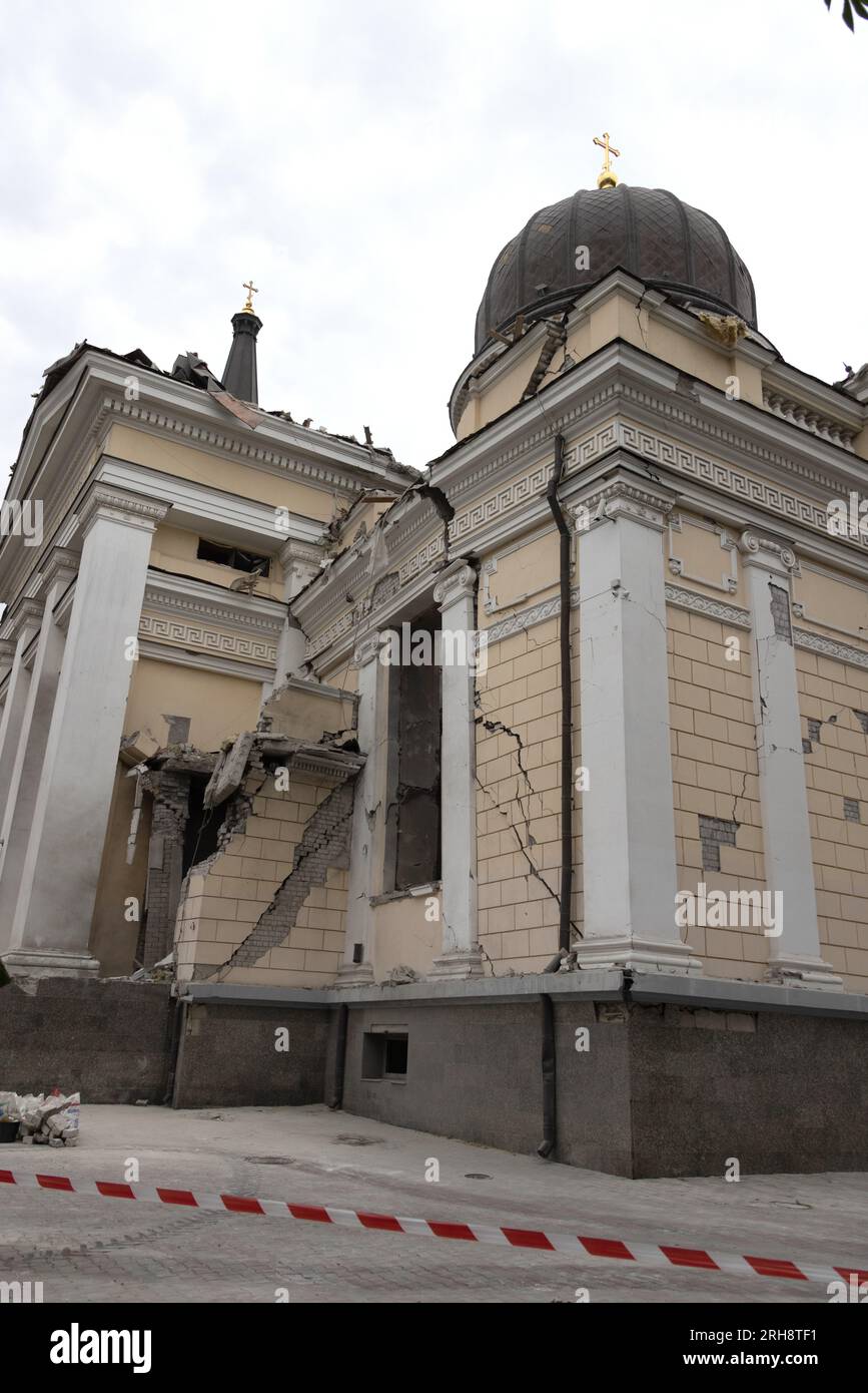 Bau einer orthodoxen Kirche in Odessa, die während des Krieges zwischen Ukraine und Russland durch Raketen zerstört wurde. Zerbrochene Mauer bricht orthodoxe Ikonen, Kreuze, religiöse Schmerzen Stockfoto