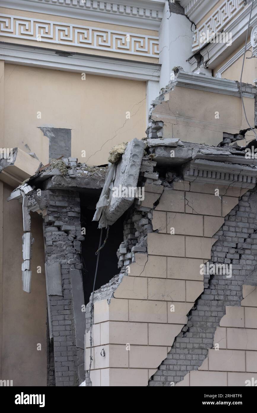 Bau einer orthodoxen Kirche in Odessa, die während des Krieges zwischen Ukraine und Russland durch Raketen zerstört wurde. Zerbrochene Mauer bricht orthodoxe Ikonen, Kreuze, religiöse Schmerzen Stockfoto