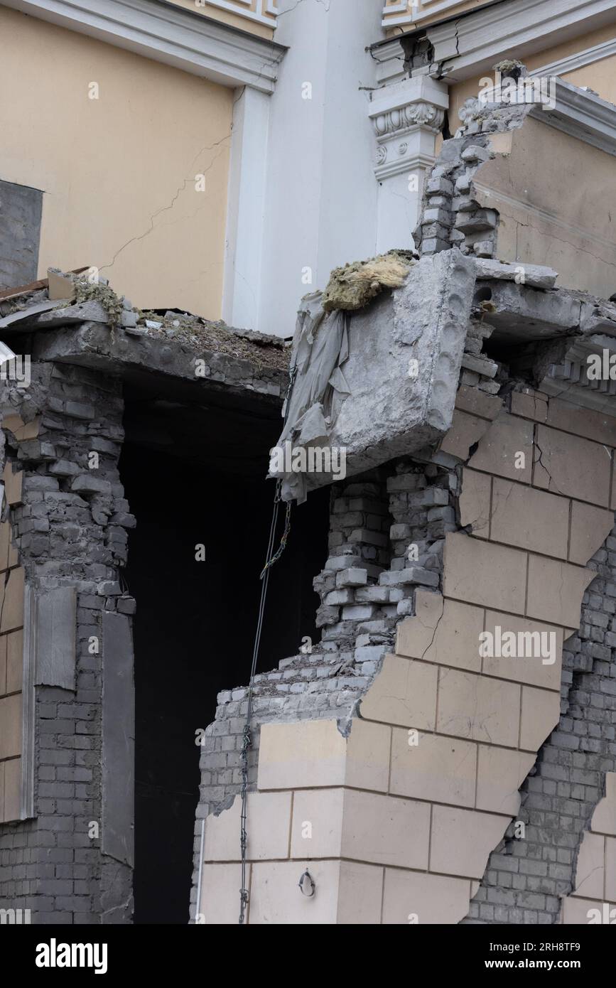 Bau einer orthodoxen Kirche in Odessa, die während des Krieges zwischen Ukraine und Russland durch Raketen zerstört wurde. Zerbrochene Mauer bricht orthodoxe Ikonen, Kreuze, religiöse Schmerzen Stockfoto