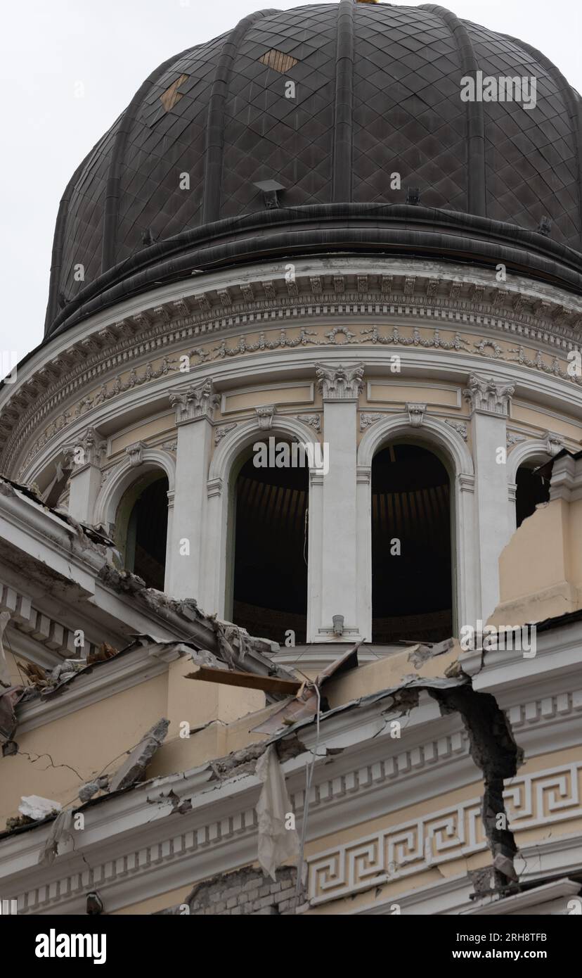 Bau einer orthodoxen Kirche in Odessa, die während des Krieges zwischen Ukraine und Russland durch Raketen zerstört wurde. Zerbrochene Mauer bricht orthodoxe Ikonen, Kreuze, religiöse Schmerzen Stockfoto
