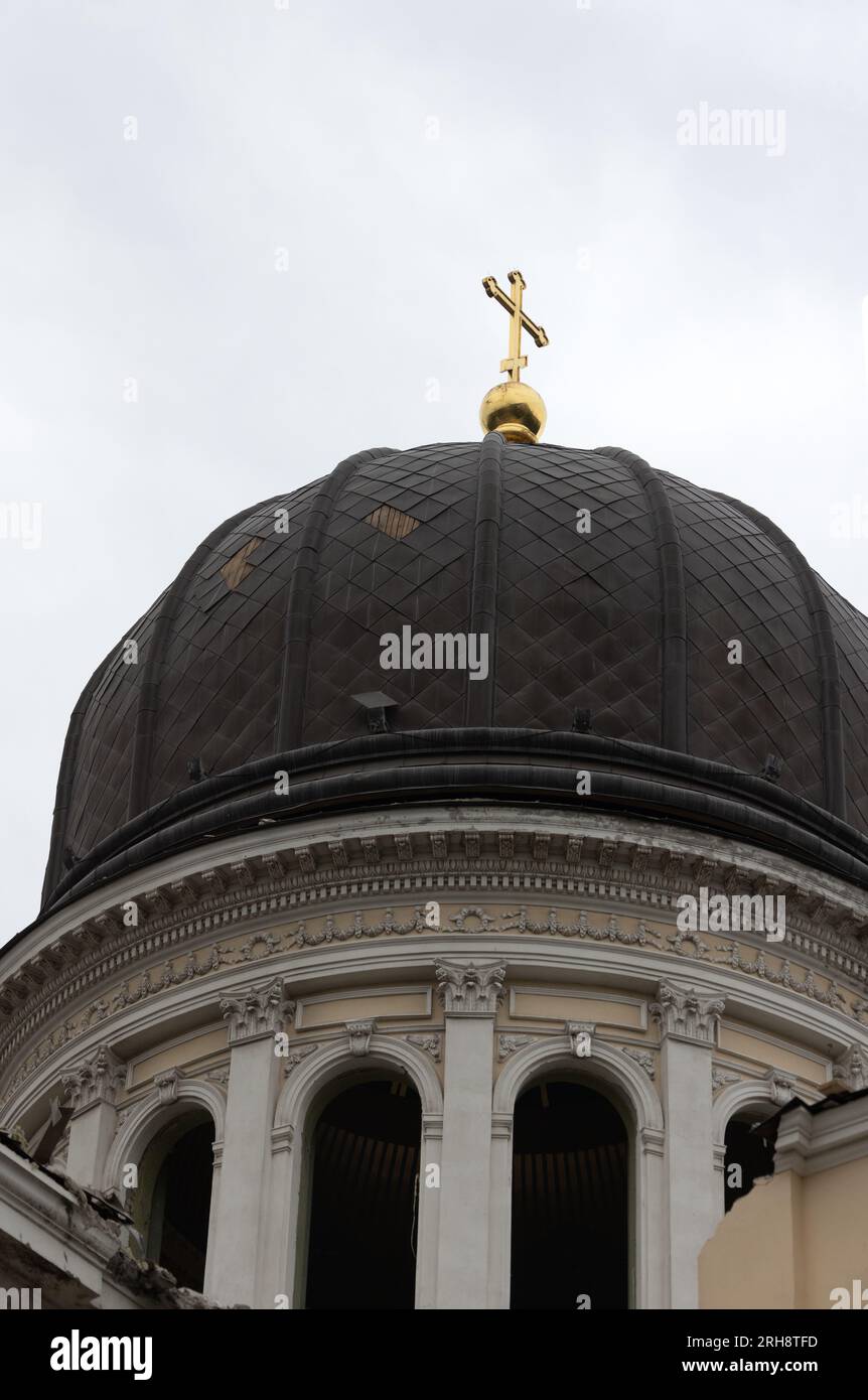 Bau einer orthodoxen Kirche in Odessa, die während des Krieges zwischen Ukraine und Russland durch Raketen zerstört wurde. Zerbrochene Mauer bricht orthodoxe Ikonen, Kreuze, religiöse Schmerzen Stockfoto