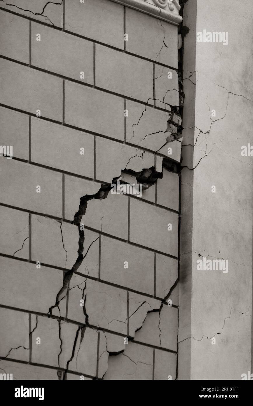 Bau einer orthodoxen Kirche in Odessa, die während des Krieges zwischen Ukraine und Russland durch Raketen zerstört wurde. Zerbrochene Mauer bricht orthodoxe Ikonen, Kreuze, religiöse Schmerzen Stockfoto