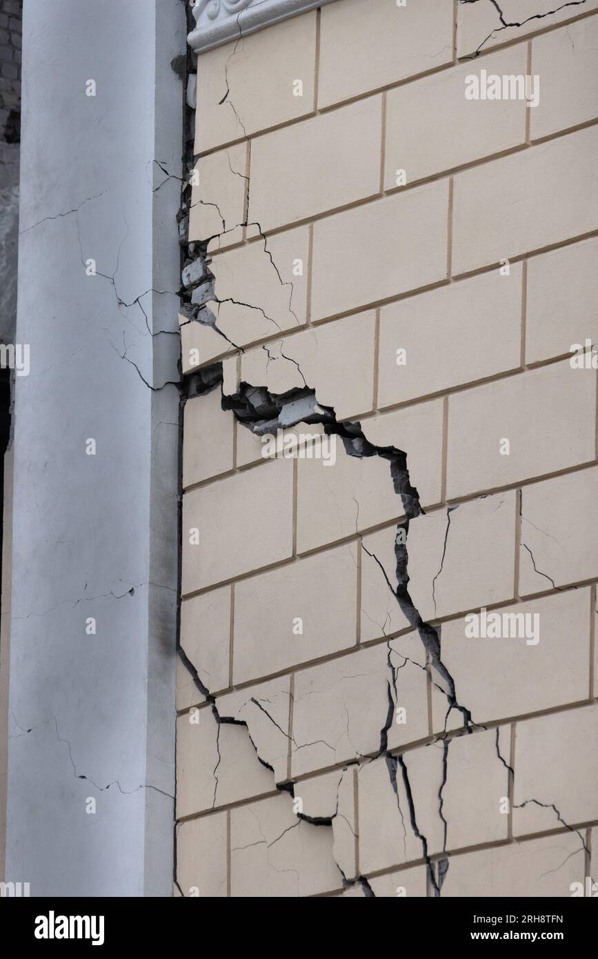 Bau einer orthodoxen Kirche in Odessa, die während des Krieges zwischen Ukraine und Russland durch Raketen zerstört wurde. Zerbrochene Mauer bricht orthodoxe Ikonen, Kreuze, religiöse Schmerzen Stockfoto