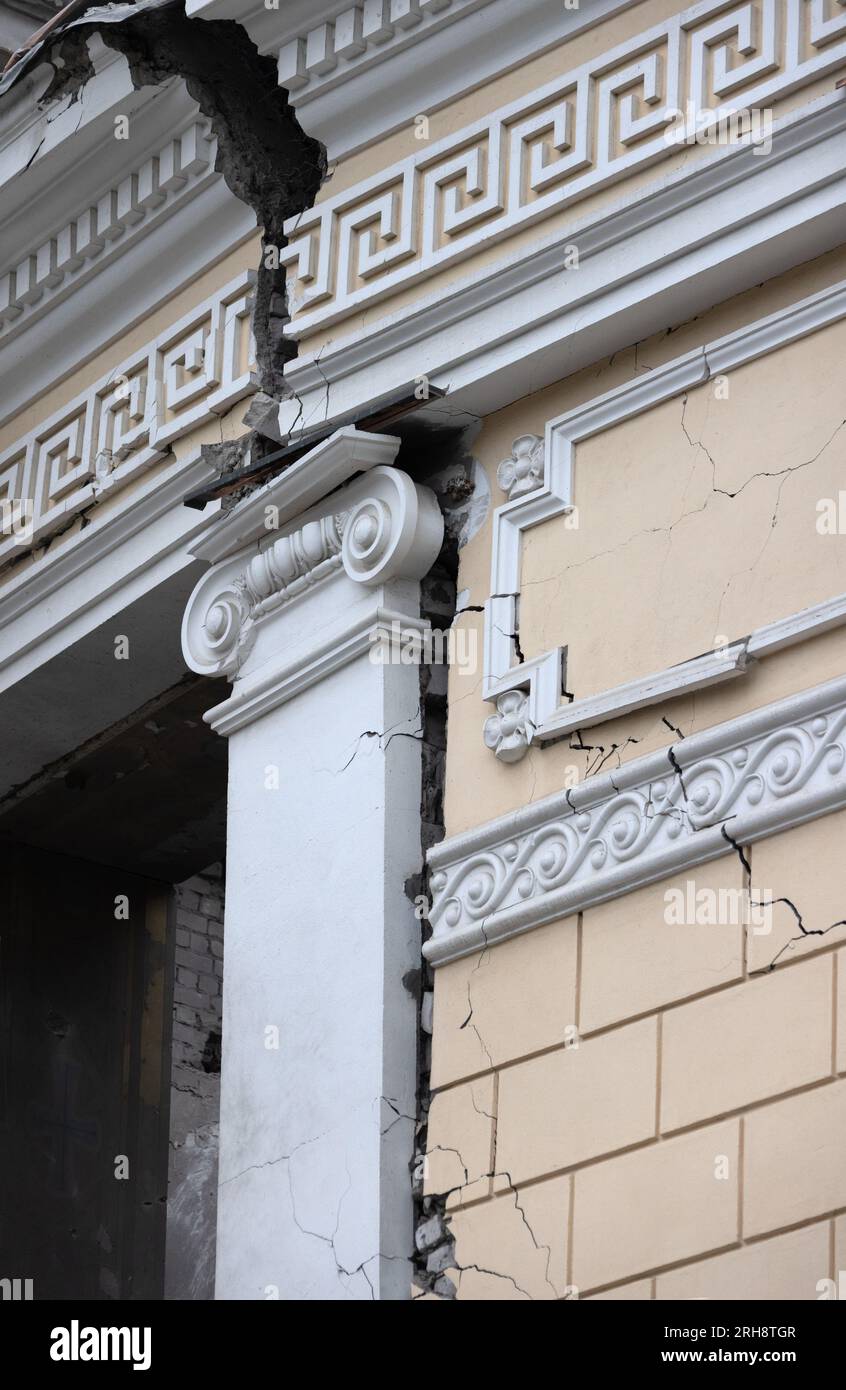 Bau einer orthodoxen Kirche in Odessa, die während des Krieges zwischen Ukraine und Russland durch Raketen zerstört wurde. Zerbrochene Mauer bricht orthodoxe Ikonen, Kreuze, religiöse Schmerzen Stockfoto